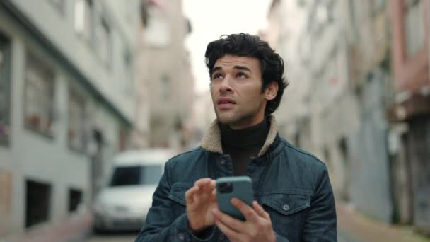 Yeni şehirde yürürken akıllı telefon kullanan Arap turist — Stok video