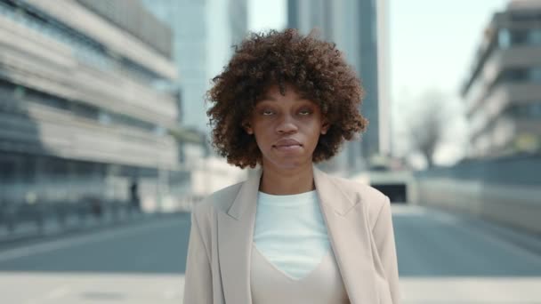 Портрет афроамериканської ділової жінки, яка постає на міській вулиці — стокове відео