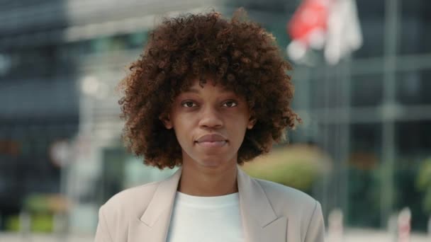 Příjemná africká americká žena ve formálním oblečení stojící na ulici — Stock video