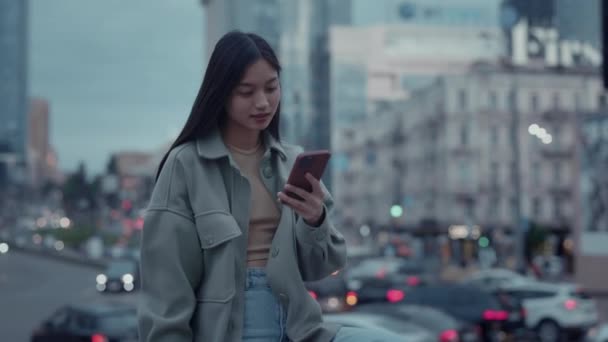 Sorrindo Mulher Asiática Com Cabelos Escuros Navegando Internet Telefone Celular — Vídeo de Stock