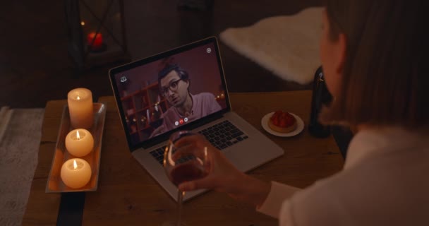 온라인에서 노트북을 사용하는 발렌타인 데이를 기념하는 커플들 — 비디오