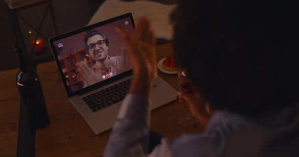 Dizüstü bilgisayarda video görüşmesi sırasında çok ırklı bir çiftin randevusu var. — Stok video