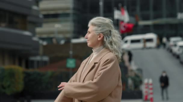 Retrato de señora de negocios envejecida en ropa elegante al aire libre — Vídeos de Stock