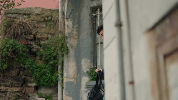 Arab férfi hátizsákkal séta az utcán az óvárosban — Stock videók