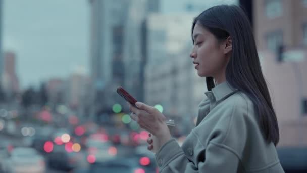Красива жінка записує звукове повідомлення на смартфон — стокове відео