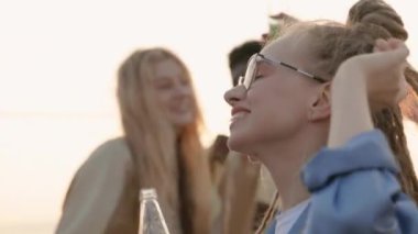 Korkmuş bir kadın farklı arkadaşlarıyla parti yapıyor.