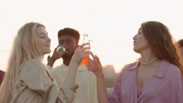 Multi personas étnicas bebiendo y bailando en la fiesta de verano — Vídeo de stock