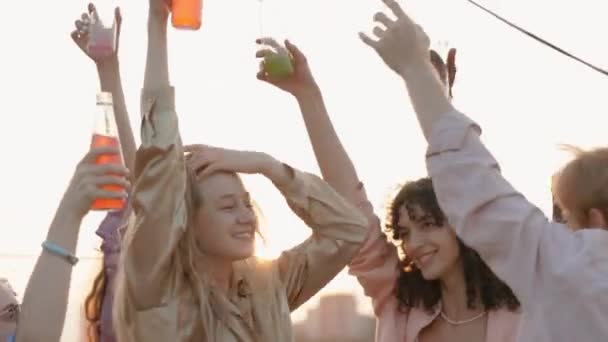 Felices amigos diversos bailando rítmicamente en la azotea — Vídeo de stock