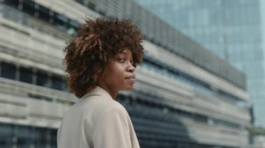 Açık havada poz veren kendine güvenen Afro-Amerikan bayan.