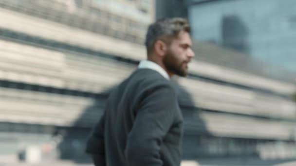 Retrato de hombre de negocios de mediana edad parado en la calle de la ciudad — Vídeos de Stock