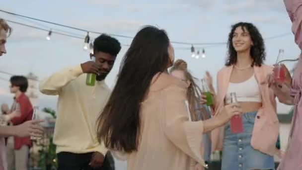 Asiatique femme avoir amusant avec mixte race amis sur fête — Video