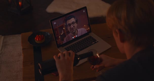 현대 노트북으로 온라인 데이트를 즐기는 행복 한게 이 커플 — 비디오