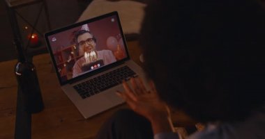 Kadın video aracılığıyla erkek arkadaşını doğum günüyle selamlıyor