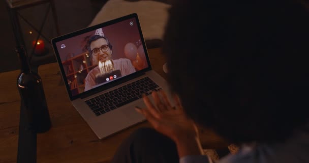 Mujer saludo novio con cumpleaños a través de videollamada — Vídeos de Stock