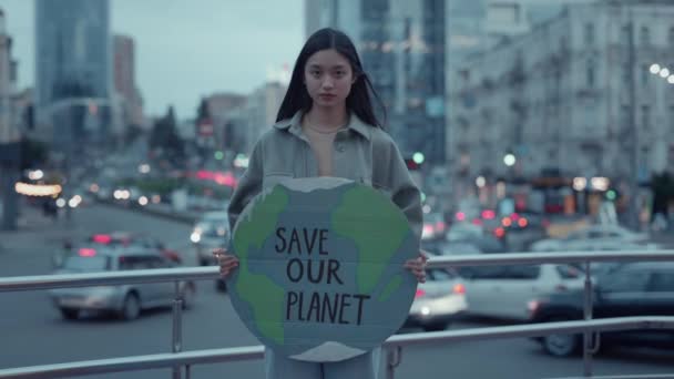 Kiev, Ucrania, 01 de junio de 2019: Mujer asiática sosteniendo la bandera de salvar nuestro planeta — Vídeo de stock