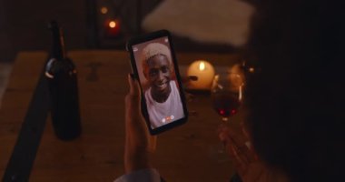 Afrikalı bir adam video görüşmesi sırasında kadın eli istiyor.
