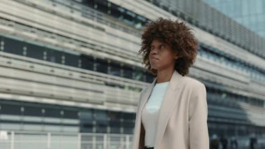Çekici Afrikalı Amerikalı kadın resmi olarak sokaklarda yürüyor.