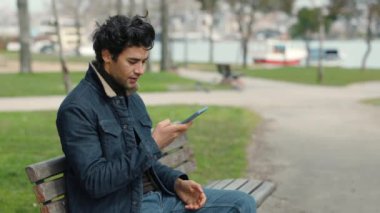 Dışarıdaki akıllı telefondan sesli mesaj kaydeden adam.