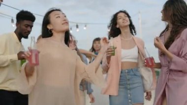 Güzel Asyalı esmer çeşitli arkadaşlarla partide dans ediyor.