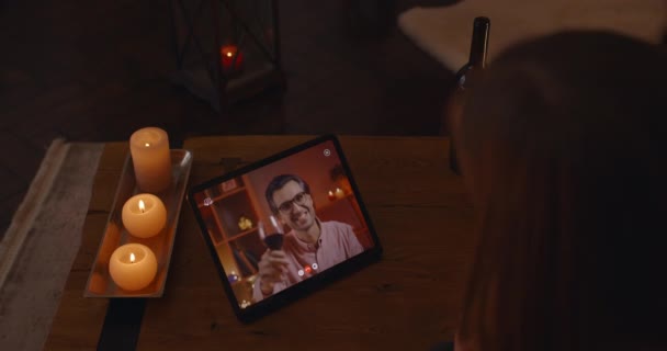 Женщина пьет вино во время видеочата с парнем — стоковое видео