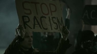 Lviv, Ukrayna - 3 Haziran 2020: Gece caddesinde ayakta duran bir grup protestocu. Karton pankartlar taşıyan melez insanlar ve sloganlar, vahşete karşı hareketi destekliyor. İnsan hakları kavramı.