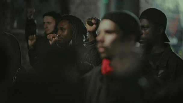 Lviv, Oekraïne - 3 juni 2020: Diverce demonstranten staan 's nachts op straat met gebalde vuisten omhoog. Begrip gelijkheid, mensenrechten en nee tegen racisme. — Stockvideo