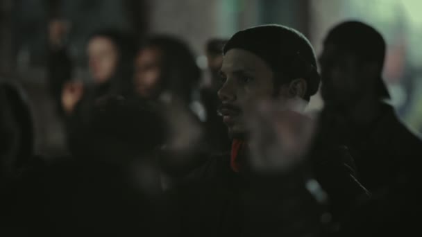 Lvov, Ukrajina - 3. června 2020: Skupina demonstrantů Diverce race stojí v noci na ulicích města se zaťatými pěstmi. Koncept rovnosti, lidských práv a ne rasismu. — Stock video