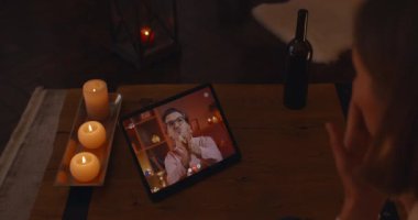 Tablet 'te görüntülü görüşme yapan sevimli çift.