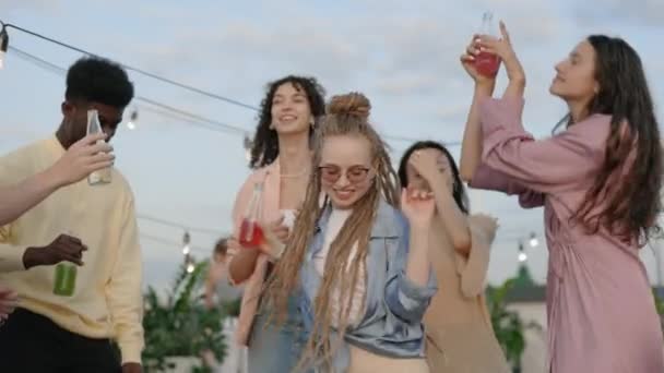 Mujer con rastas bailando con diversos amigos en la azotea — Vídeo de stock