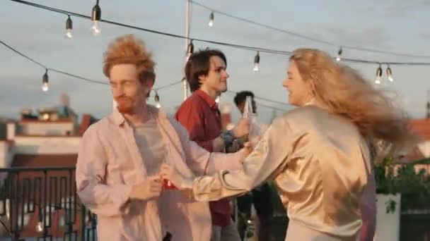 Urocza blondynka i ruda mężczyzna taniec razem na imprezie — Wideo stockowe