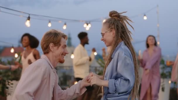 Redhead guy making proposal to woman with dreads on rooftop — Stock Video