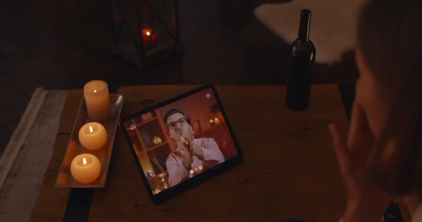 Tablet 'te görüntülü görüşme yapan sevimli çift. — Stok video