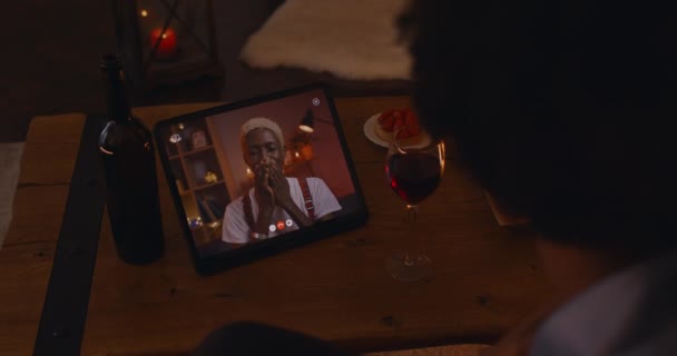 Pozitif Afro-Amerikan çifti evde online randevuya çıkıyor. — Stok video