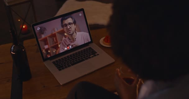 Мужчина делает предложение с кольцом во время онлайн знакомств — стоковое видео