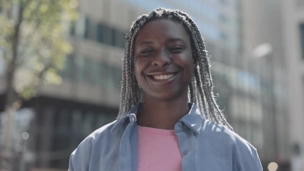 路上で微笑むアフリカ系アメリカ人女性の肖像 — ストック動画