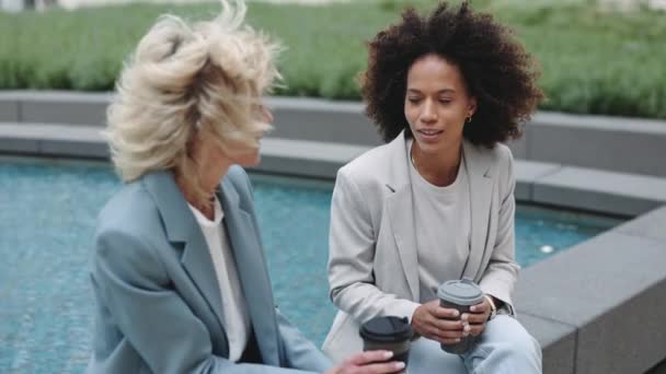 Dua rekan kerja perempuan melakukan percakapan di luar kantor — Stok Video