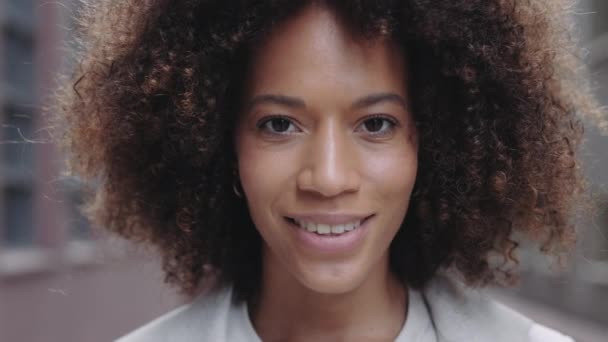 Portrét usmívající se africké americké obchodní dámy — Stock video