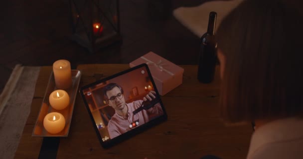 Femme utilisant tablette pour la date en ligne avec son petit ami — Video