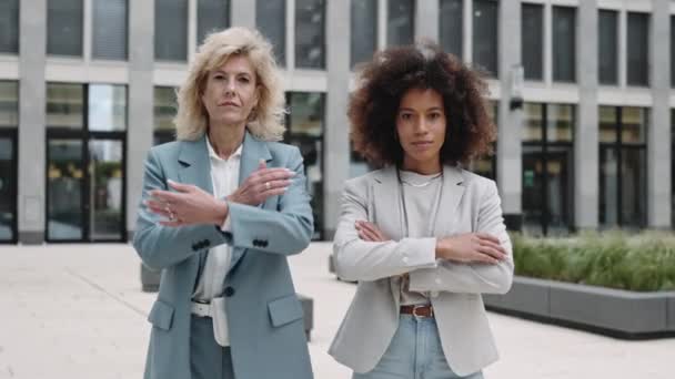 Två affärskvinnor poserar med korsade armar — Stockvideo