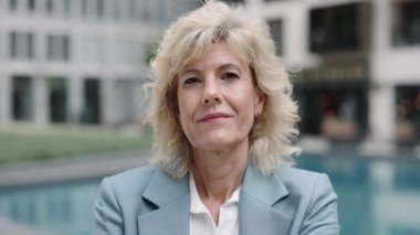 Dışarıda duran yaşlı iş kadınının portresi.