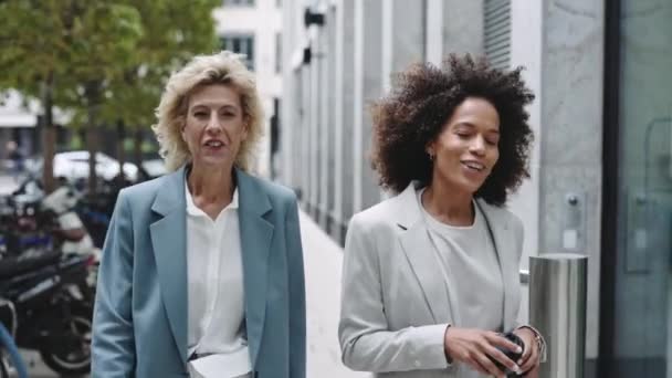 Многорасовые деловые дамы гуляют и общаются на открытом воздухе — стоковое видео