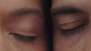 Afro-Amerikan çiftinin kahverengi gözlerini kapat.