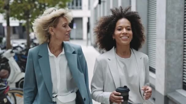 Diversos colegas do sexo feminino conversando e andando na rua — Vídeo de Stock