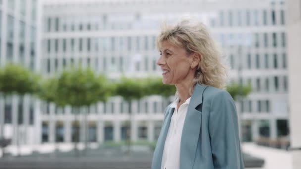 Des femmes d'affaires multiculturelles serrent la main dans la rue — Video