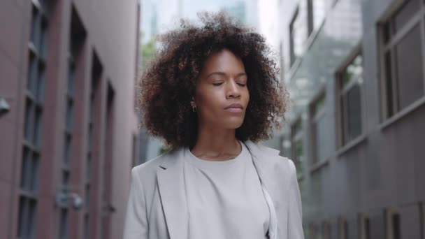 Africano americano empresária olhando para câmera ao ar livre — Vídeo de Stock