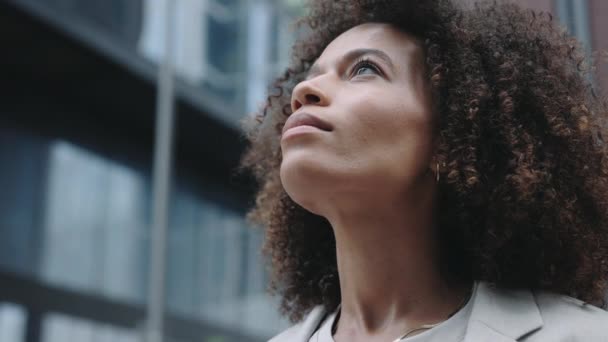 Afrikaans amerikaanse vrouw op zoek omhoog terwijl staan op straat — Stockvideo