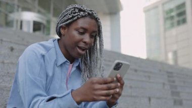 Mutlu kadın akıllı telefondan iyi haberler alıyor.