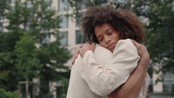 Amante casal de pé em fortes abraços na rua da cidade — Vídeo de Stock