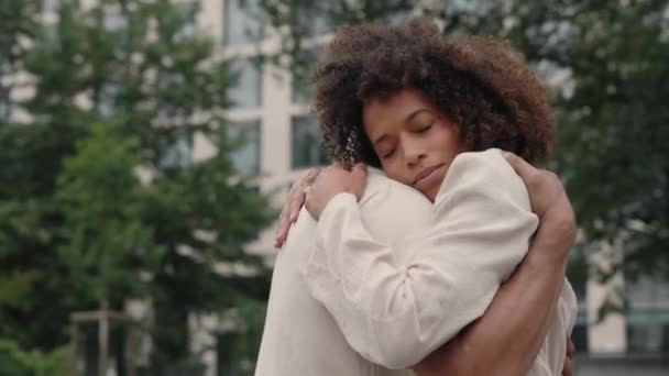 Couple aimant debout dans des câlins forts sur la rue de la ville — Video