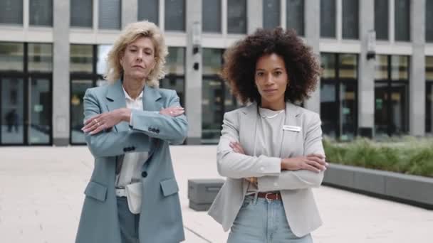 Mulheres multi étnicas em desgaste formal em pé na rua — Vídeo de Stock